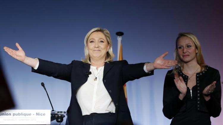 La présidente du FN Marine Le Pen (g) et la vice-présidente du parti Marion Maréchal-Le Pen durant une réunion publique à Nice, le 27 novembre 2015 [VALERY HACHE / AFP/Archives]