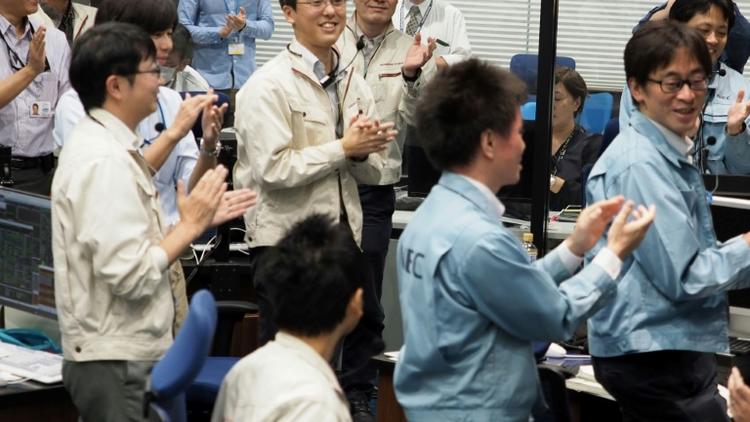 Les chercheurs et ingénieurs dans le au centre de contrôle de Sagamihara (Japon) le 3 octobre 2018. Photo fouyrnie par l'Agence spatiale nippone Jaxa et l'Institut de l'espace et des sciences astronautiques (ISAS). AFP PHOTO /ISAS-JAXA  [Handout / ISAS-JAXA/AFP]