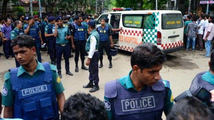 Des policiers bangladais près du restaurant à  Dacca, le 2 juillet 2016, où les jihadistes ont tué 20 civils lors d'une prise d'otages [STR / AFP]