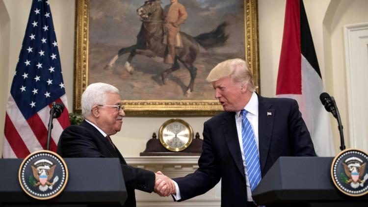 Le président palestinien Mahmoud Abbas et le président américain Donald Trump, lors d'une rencontre à la Maison Blanche, à Washington, le 3 mai 2017 [NICHOLAS KAMM / AFP/Archives]