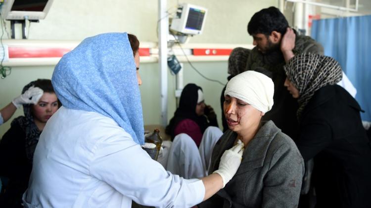 Des victimes de l'attentat à l'ambulance piégée se font traiter à l'hôpital de Jamhuriat à Kaboul, le 27 janvier 2018 [WAKIL KOHSAR / AFP]