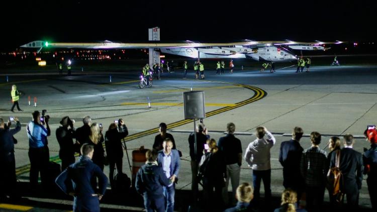 Des spectateurs regardent l'arrivée de Solar Impulse 2 après son atterrissage à l'aéroport JFK International à New York, le 11 juin 2016  [EDUARDO MUNOZ ALVAREZ / AFP]
