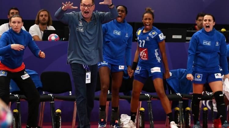 Le sélectionneur de l'équipe de France féminine de handball Olivier Krumboltz (c) donne des consignes, le 16 décembre 2018 Paris [Anne-Christine POUJOULAT / AFP/Archives]