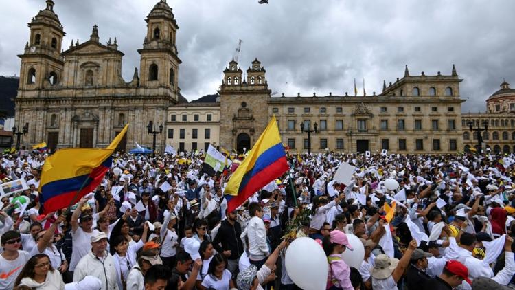 Des miliers de Colombiens sur la place Bolivar à Bogota, le 20 janvier 2019, pour manifester leur refus du terrorisme et en hommage aux victimes de l'attentat qui a fait 20 morts le 17 dans la capitale colombienne
 [Juan BARRETO / AFP]