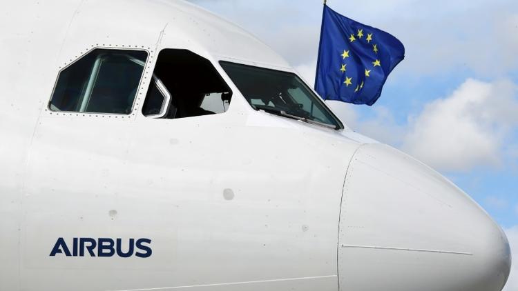 Un drapeau européen sort d'un cockpit d'Airbus A340-300 le 26 septembre 2017 à l'aéroport de  Toulouse-Blagnac airport. 
 [PASCAL PAVANI / AFP/Archives]