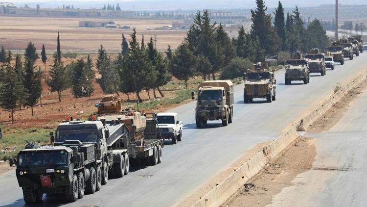 Un convpoi de forces turques sur une autoroute près de Saraqeb dans la province syrienne d'Idleb (nord-ouest), menacée d'une offensive du régime, le 29 août 2018 [OMAR HAJ KADOUR / AFP]