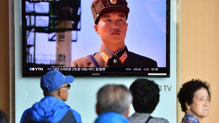 Des Sud-coréens regardent un reportage à la télévision, annonçant le redémarrage d'un réacteur nucléaire par la Corée du Nord, dans une gare le 15 septembre 2015 à Séoul [JUNG YEON-JE / AFP]