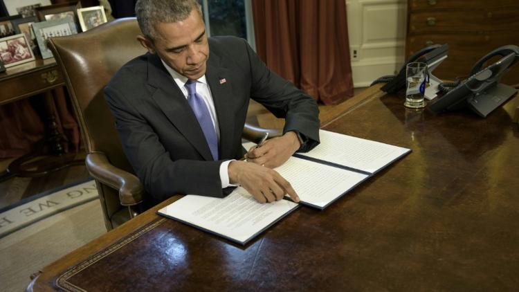 Le président américain Barack Obama signe le 22 octobre 2015 à Washington devant la presse son veto à une proposition de loi de budget de la Défense [BRENDAN SMIALOWSKI / AFP]