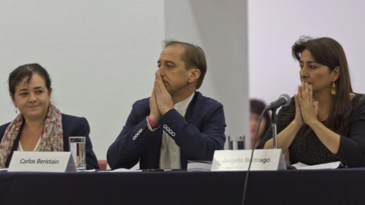 Les membres du Groupe international d'enquêteurs indépendants (GIEI), le 6 septembre 2015 devant la presse à Mexico [OMAR TORRES / AFP]