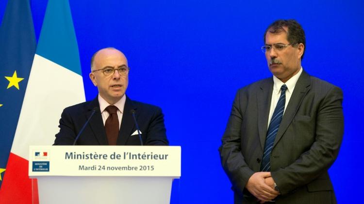Le ministre de l'Interérieur Bernard Cazeneuve et le président du CFCM Anouar Kbibech lors d'une conférence de presse à Paris, le 24 novembre 2015 [ALAIN JOCARD / AFP]