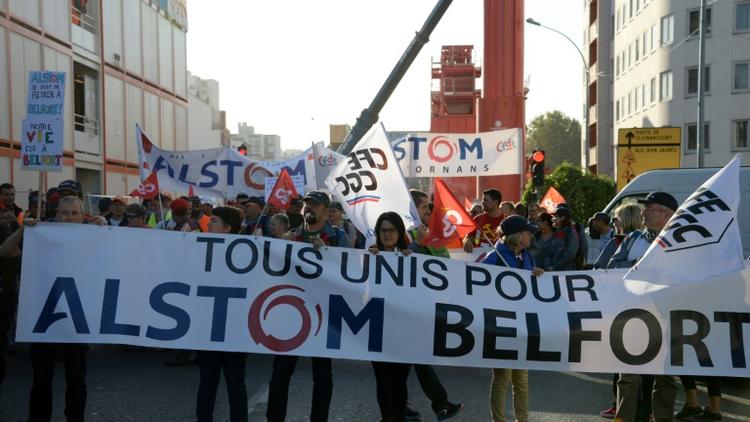Des employés d'Alstom manifestent contre la fermeture de leur usine de Belfort, devant le siège du groupe à Saint-Ouen, le 27 septembre 2016 [Sebastien Bozon                      / AFP/Archives]