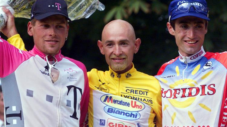 Marco Pantani (c), Jan Ullrich (g) et Bobby Julich (d), le podium dans l'ordre du Tour de France 1998, le 2 août 1998 sur les Champs-Elysées à Paris [Pascal Pavani / AFP/Archives]