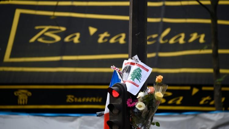 Des fleurs déposées devant le Bataclan à Paris le 18 novembre 2015 [DOMINIQUE FAGET / AFP/Archives]