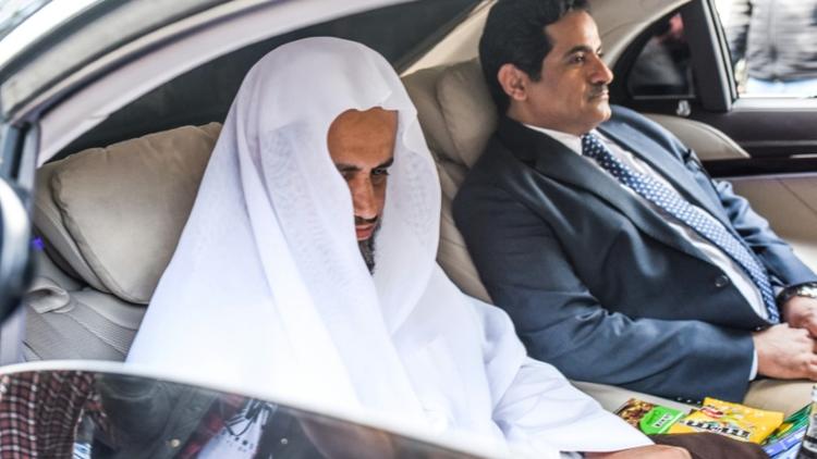 Le procureur général saoudien d'Arabie saoudite Saoud ben Abdallah Al-Muajab (à gauche) quitte le consulat d'Arabie saoudite à Istanbul, le 30 octobre 2018 [BULENT KILIC / AFP]