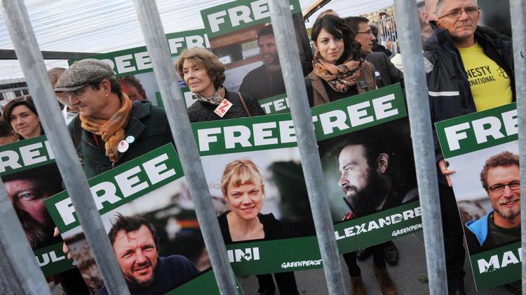 Des activistes demandent la libération des membres de Greenpeace détenus en Russie, le 31 octobre 2013 à Paris [Pierre Andrieu / AFP]