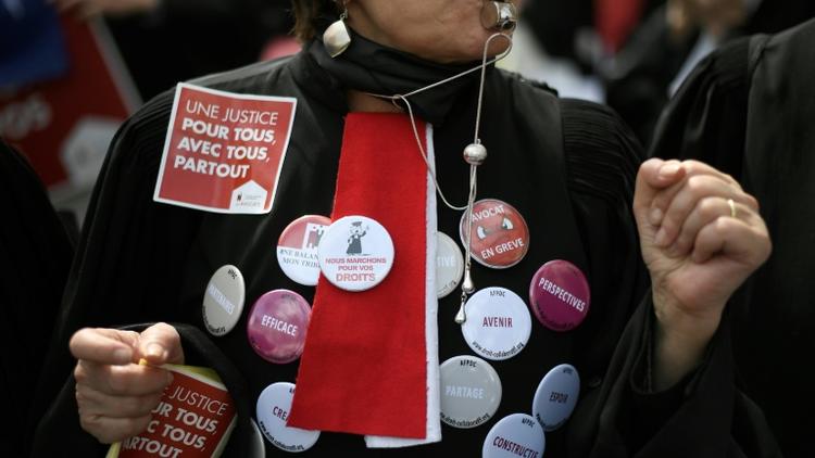 Une manifestante contre le projet de réforme de la justice, mercredi 11 avril 2018, à Paris [Lionel BONAVENTURE / AFP]