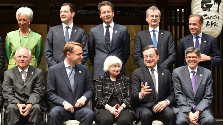 Photo de groupe des ministres des finances et des gouverneurs de Banque centrale du G7 ainsi que Christine Lagarde, directrice générale du FMI (en haut à gauche), à Sendai le 20 mai 2016 [KAZUHIRO NOGI / AFP]