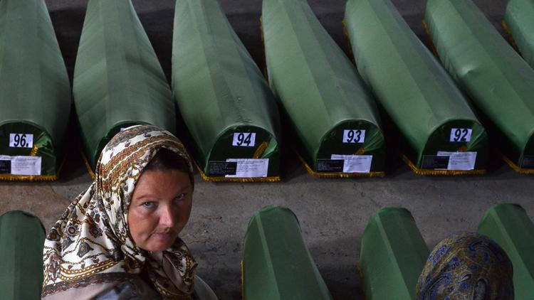 Une musulmane de Bosnie, survivante du massacre de Srebrenica cherche ses proches parmi les 175 nouveaux corps récemment identifiés, le 10 juillet 2014 dans le village de Potocarion [Elvis Barukcic / AFP]