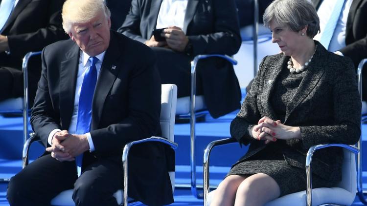 Le président américain Donald Trump (g) au côté de la Première ministre britannique Theresa May, lors du sommet de l'Otan à Bruxelles, le 25 mai 2017 [Justin TALLIS / POOL/AFP]