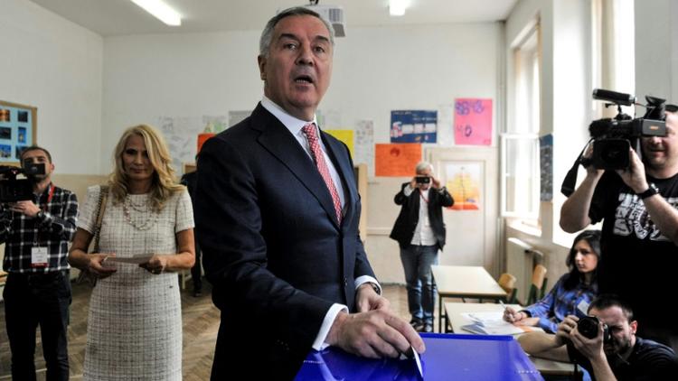 Milo Djukanovic, candidat à l'élection présidentielle du Parti des démocrates socialistes au pouvoir au Monténégro, vote à Podgorica le 15 avril 2018 [SAVO PRELEVIC                        / AFP]