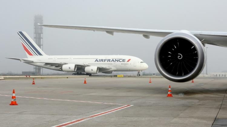 Un A380 d'Air France sur le tarmac de l'aéroport Charles-de-Gaulle, à Roissy, le 2 décembre 2016 [ERIC PIERMONT / AFP/Archives]