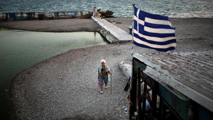 Le drapeau grec flotte sur le rivage le 21 juillet 2014 à Athènes [Angelos Tzortzinis / AFP/Archives]