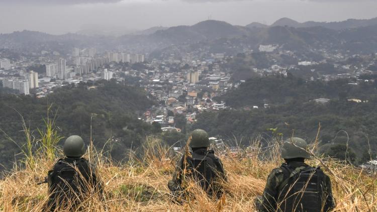 Des soldats brésiliens prennent position à Niteroi, une banlieue de Rio de Janeiro, le 16 août 2017 [Apu Gomes / AFP/Archives]