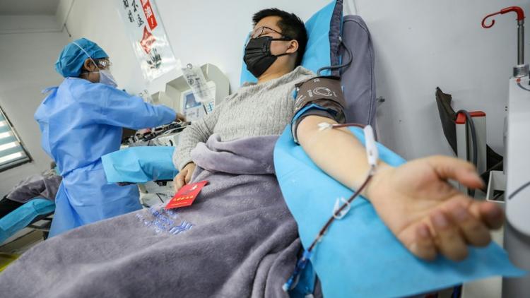 Un médecin ayant récupéré après avoir été infecté par le nouveau coronavirus fait don de plasma sanguin le 18 février 2020, à Wuhan en Chine. [STR / AFP]