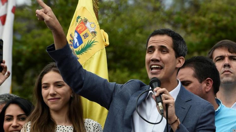 Juan Guaido qui s'est auto-proclamé président du Venezuela accompagné de sa femme Fabiana Rosales s'adresse à la foule lors d'un rassemblement à Caracas, le 26 janvier 2019  [Federico PARRA / AFP]