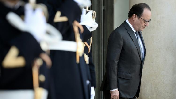 Le président François Hollande sur le perron de l'Elysée le 15 novembre 2015 à Paris [STEPHANE DE SAKUTIN / AFP]