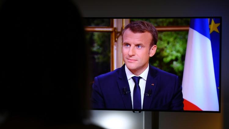 Une femme regarde l'interview télévisée du président Emmanuel Macron, le 15 octobre 2017 à Rennes [DAMIEN MEYER / AFP]