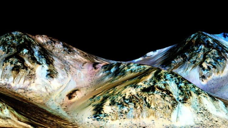Image fournie par la NASA le 27 septembre 2015, montrant des trainées pouvant avoir été formées par de l'eau coulant sur Mars [- / NASA/AFP]