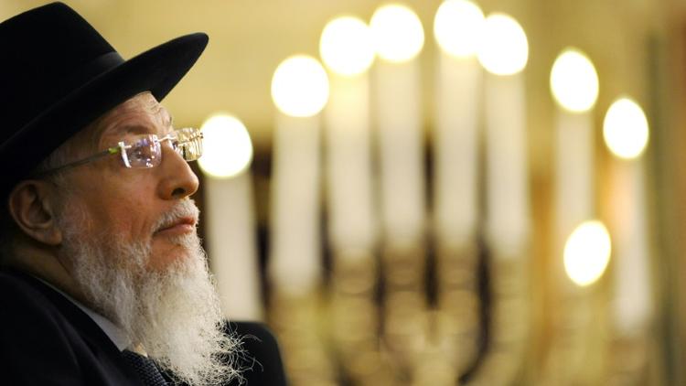 Joseph Sitruk lors d'une cérémonie à la Grande Synagogue le 15 avril 2016 à Paris [PATRICK HERTZOG / AFP/Archives]