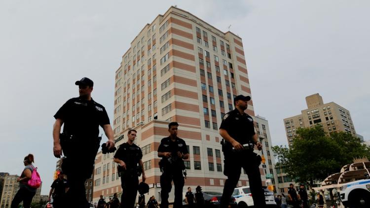 Des policiers devant le Lebanon Hospital à New York le 30 juin 2017, où un homme a ouvert le feu [EDUARDO MUNOZ ALVAREZ / AFP]