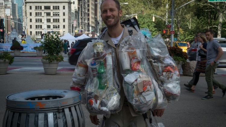 Le militant écologiste Rob Greenfield se promène avec des détritus qu'il à produit lui-même en un mois à New York, le 4 octobre 2016 [Bryan R. Smith / AFP]