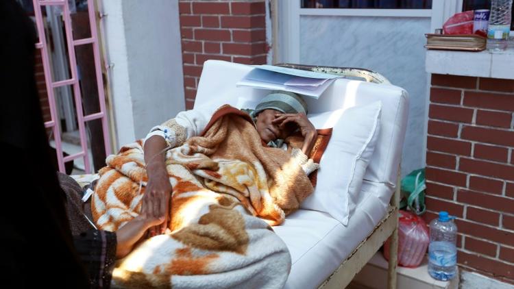 Une femme suspectée d'être infectée par le choléra, le 6 mai 2017 à Sanaa [Mohammed HUWAIS / AFP/Archives]