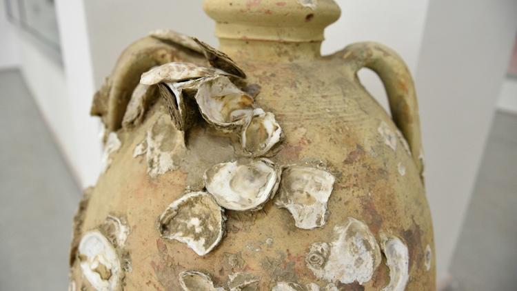 Une amphore du 4e siècle avant JC trouvée dans les eaux de Butrint, au musée national d'archéologie en Albanie à Tirana le 24 septembre 2018 [Gent SHKULLAKU / AFP]