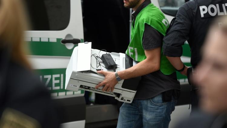 Les forces de l'ordre effectuent une perquisition dans un appartement d'un immeuble de plusieurs étages au nord du centre-ville de Munich, le 23 juillet 2016 [Tobias Hase / DPA/AFP]