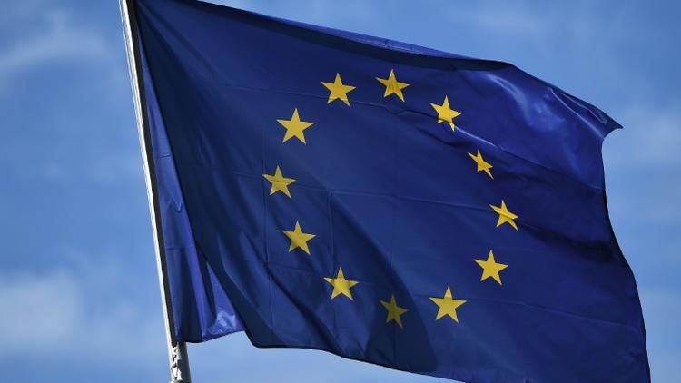 Drapeau européen flottant devant la Commission européenne à Bruxelles, Belgique, le 14 mars 2018 [EMMANUEL DUNAND / AFP]