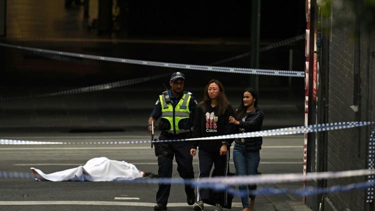 La police évacue des personnes des lieux d'une attaque au couteau à Melbourne, le 9 novembre 2018 [WILLIAM WEST / AFP]