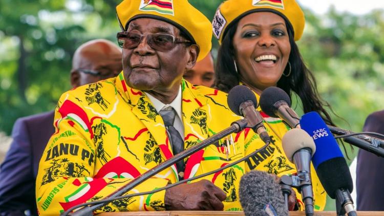Le président du Zimbabwe Robert Mugabe (G) et son épouse Grace Mugabe (D) à Harare le 14 novembre 2017 [Jekesai NJIKIZANA / AFP/Archives]