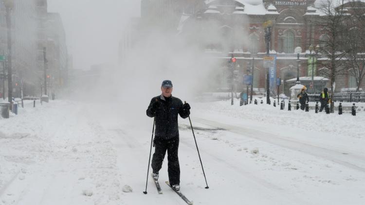 Un skieur profite des abondantes chutes de neige causées par la tempête "Snowzilla", le 23 janvier 2016 à Washington [Olivier Douliery / AFP]