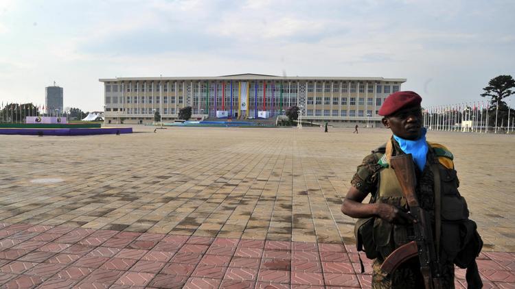 Un soldat congolais devant le palais des congrès de Kinshasa, le 11 octobre 2012  [Issouf Sanogo / AFP/Archives]