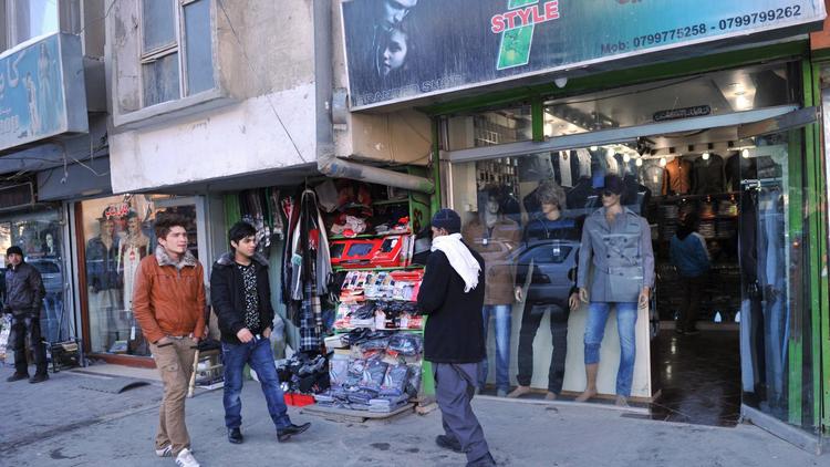 De jeunes Afghans dans une rue commerçante de Kaboul, en juillet 2012 [Massoud Hossaini / AFP/Archives]