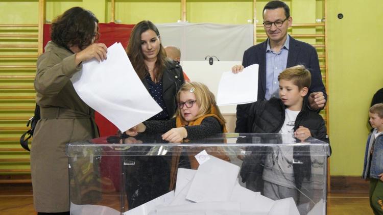 Le Premier ministre polonais Mateusz Morawiecki et sa famille votent aux législatives à Varsovie, le 13 octobre 2019 [Jaap Arriens / AFP]