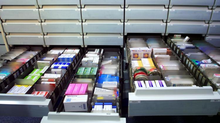 Des tiroirs de médicaments dans une pharmacie [Joel Saget / /AFP/Archives]