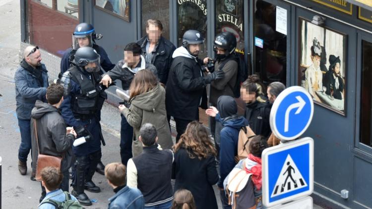 Alexandre Benalla, ancien collaborateur d'Emmanuel Macron, (capuche grise) lors d'une manifestation, le 1er mai 2018 à Paris [Naguib-Michel SIDHOM / AFP]