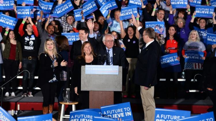 Le candidat à la primaire démocrate Bernie Sanders célèbre sa victoire à Concord, dans le New Hampshire, le 9 février 2016 [JEWEL SAMAD                          / AFP]