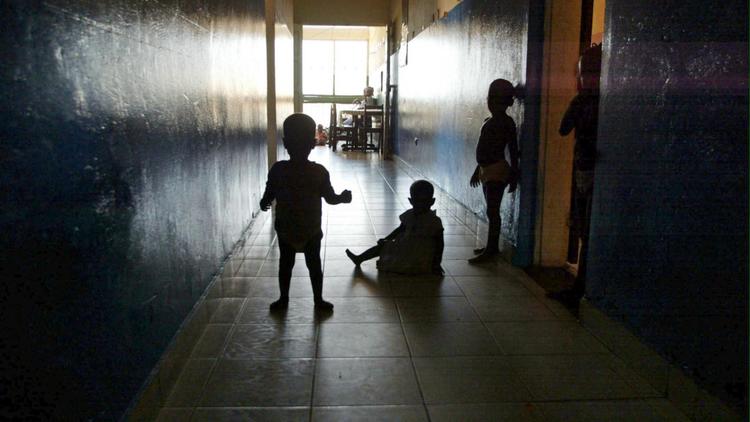 Des enfants dans le couloir d'un orphelinat [Georges Gobet / AFP/Archives]