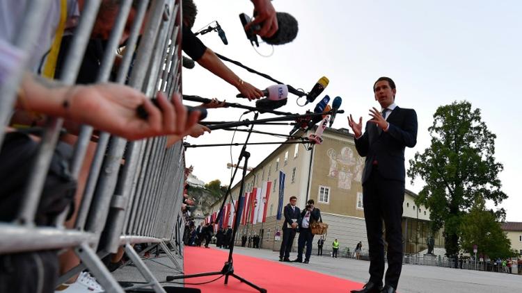 Le chancelier autrichien Sebastian Kurz, hôte du sommet européen informel de Salzbourg, s'adresse aux journalistes au début de la réunion, le 19 septembre 2018. [JOE KLAMAR / AFP]